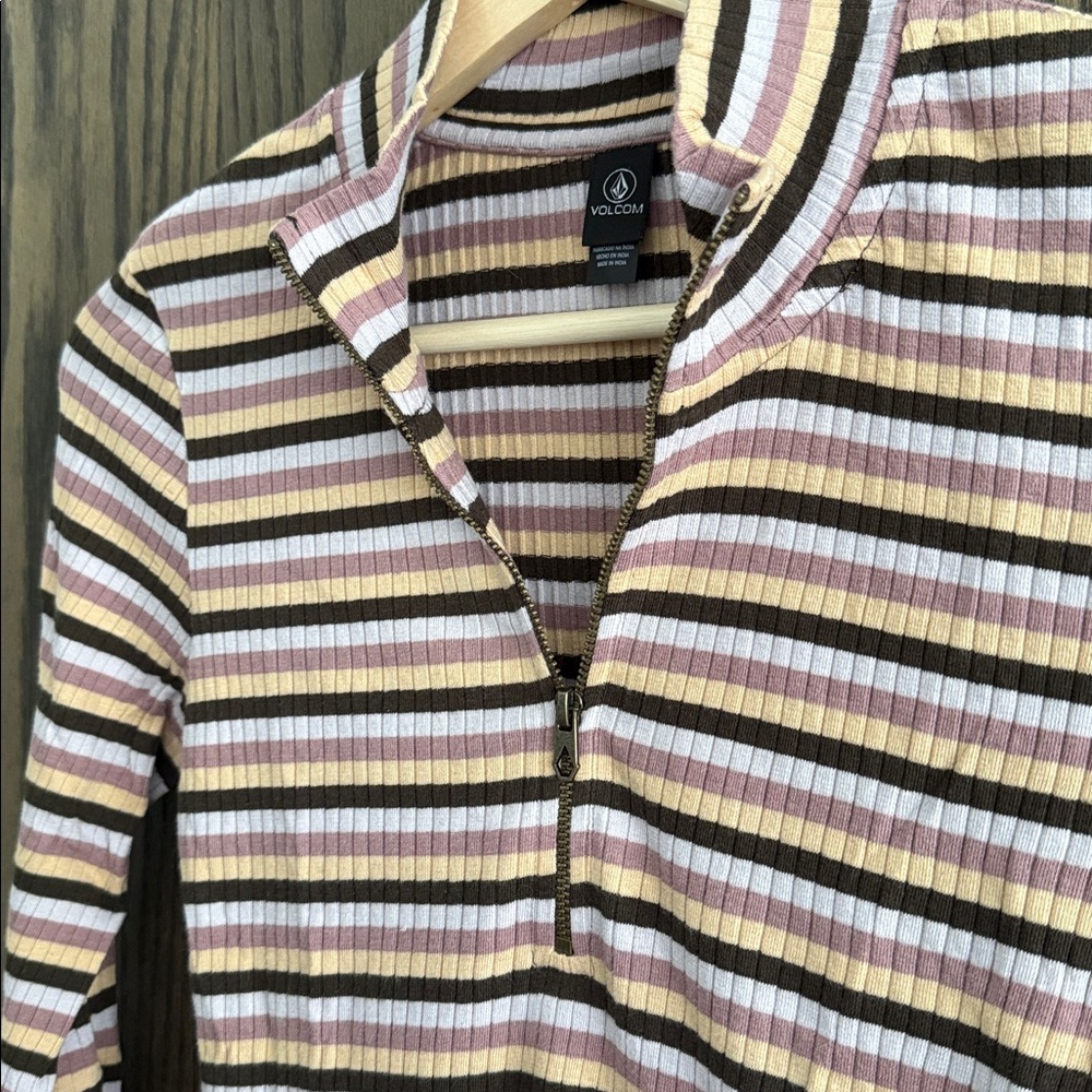 Volcom • Mock Neck 3/4 Zip - Picture 3 of 4